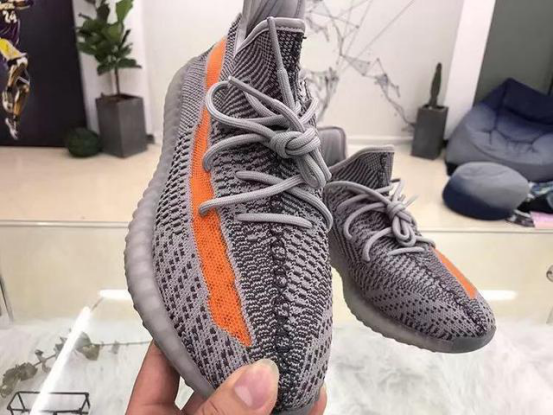 Best Selling Yeezy Shoes : 350 V2 