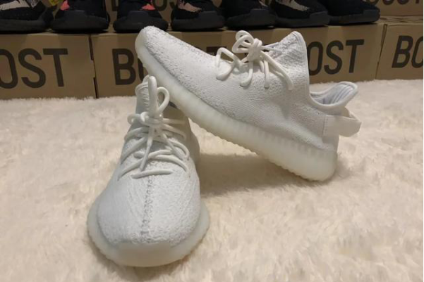 Fake Yeezy Boost 350 V2 "Triple White"