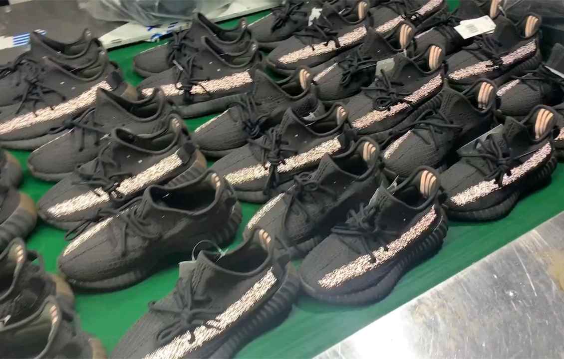 fake yeezy black white